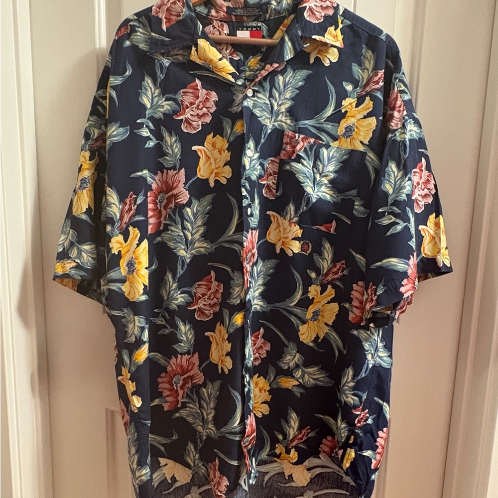 Vintage Tommy Hilfiger Floral Hawaiian Golf Short-sleeve shirt with crest pocket